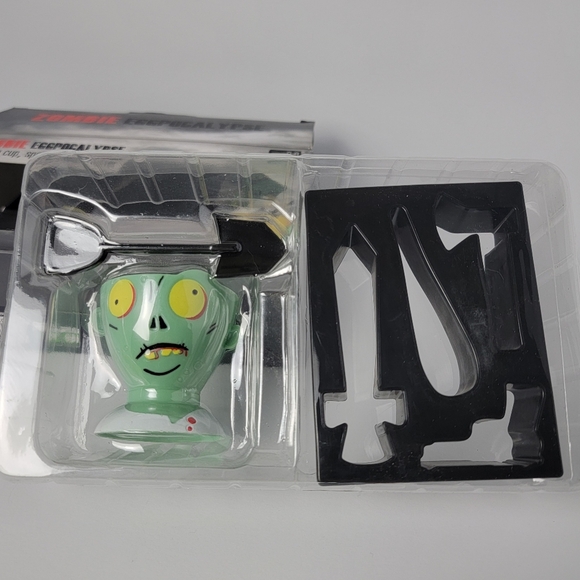 Noki Zombie Eggpocalypse Egg Cup, Spoon, Toast Cutter Gift Set - Picture 6 of 7